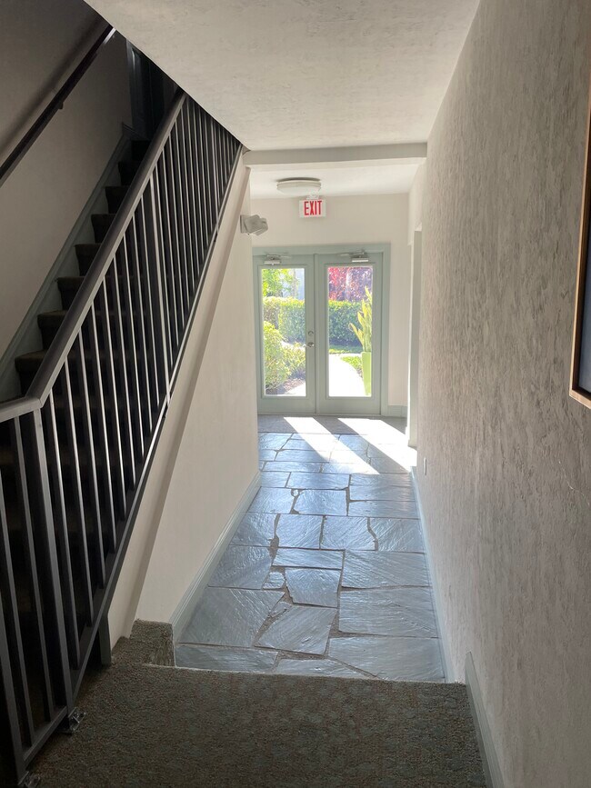 Building Photo - 800 S Golf Dr