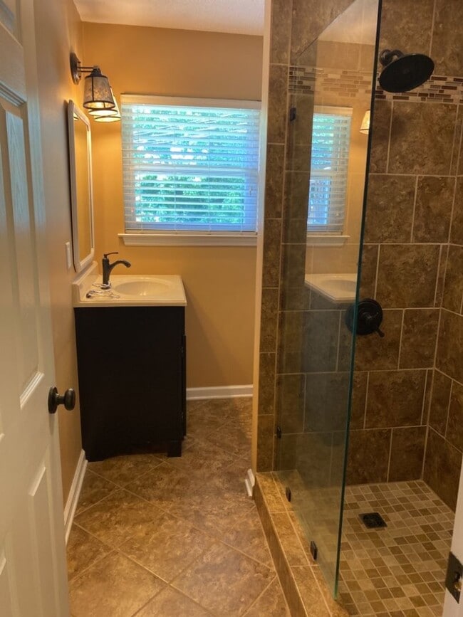 Building Photo - $350 Off First Month! Great 1 bedroom 1 bath located in a great area of NW Cleveland! Leasing Spe...