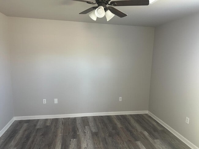 Building Photo - 302 S Cemetary St