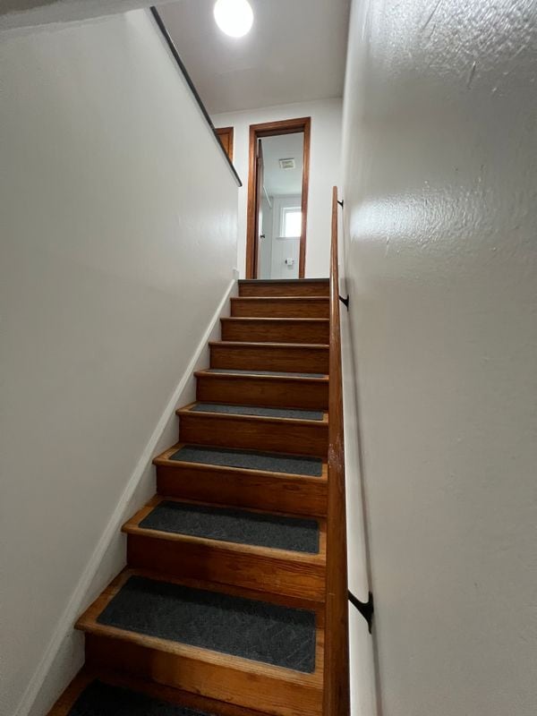 Building Photo - 512 Cayuga Rd