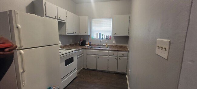 Kitchen - 2711 Lenway St