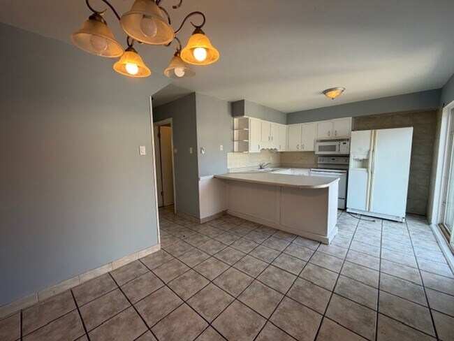 Building Photo - Newly renovated Town House for Rent 3Br / 2 Ba Section 8 Welcome !