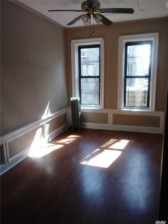 Foto del edificio - 144 Rockaway Pkwy