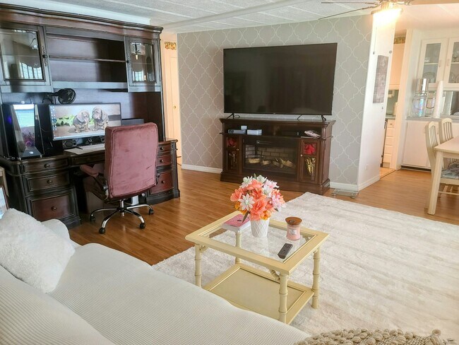 Foto del edificio - 4482 King Theodore Dr