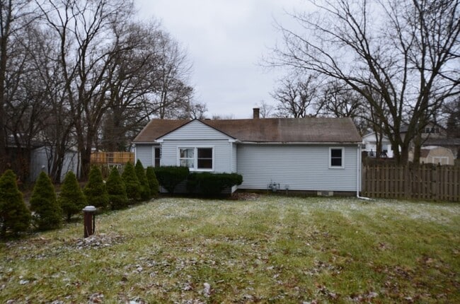 Building Photo - 23247 W N Lakewood Ln