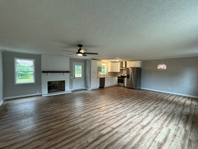 Open concept living room and kitchen - 150 Ridgewood Dr