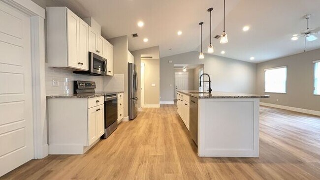 Foto del edificio - Open floor plan pool home