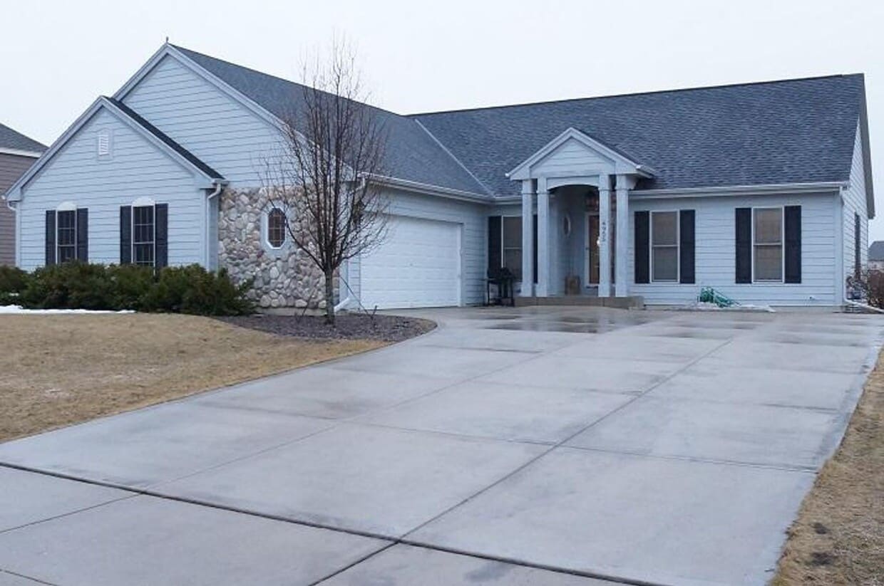 Primary Photo - Experience spacious and comfortable living...