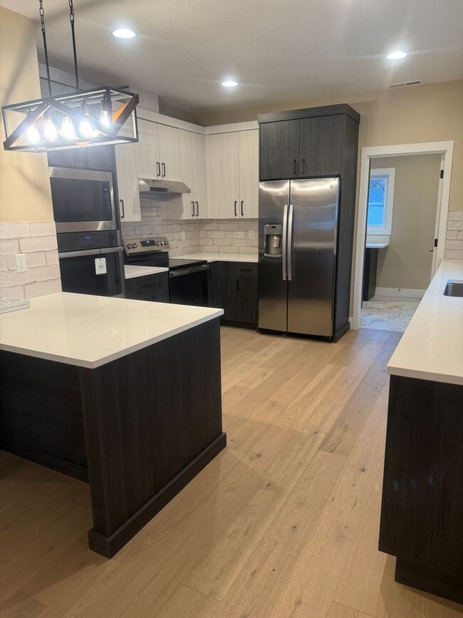 Building Photo - 961 Goerig St