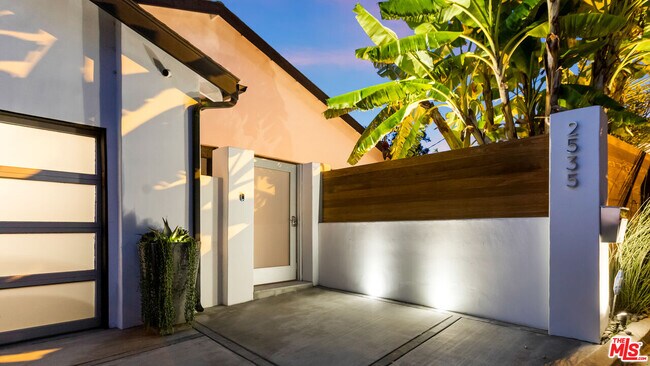 Building Photo - 2535 Nichols Canyon Rd