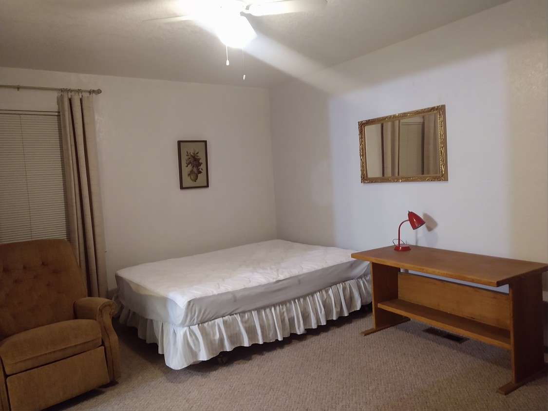 Furnished. Queen bed. - 5319 Rd 68F