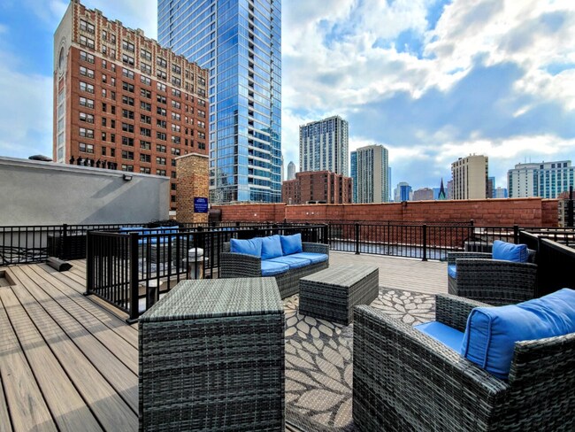 Building Photo - 1214 N La Salle Dr