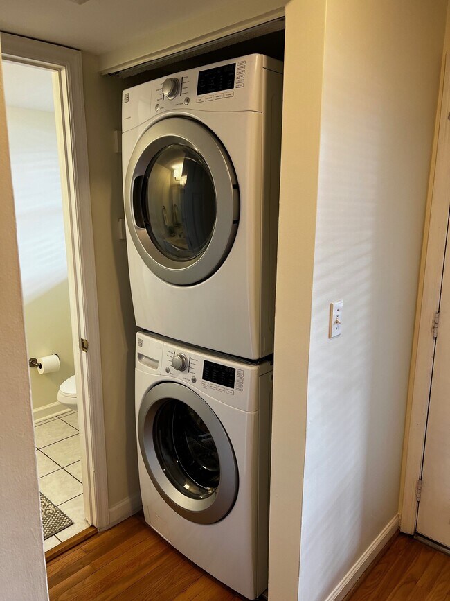 Building Photo - 2029 Eastwood Rd