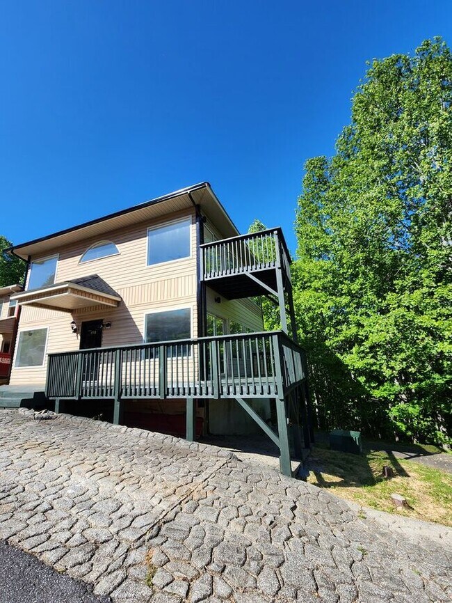 Building Photo - Long Term Rental-Lake James!!!