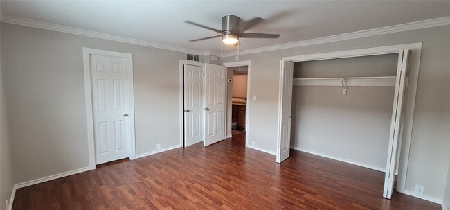 Building Photo - 2201 Fountain View Dr