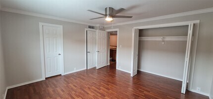 Building Photo - 2201 Fountain View Dr