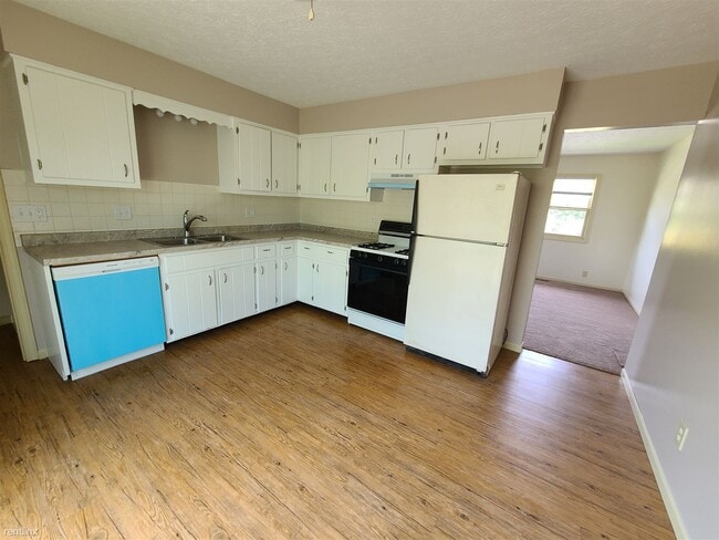 Building Photo - 2 br, 1.5 bath Duplex - 2682 Massillon Rd