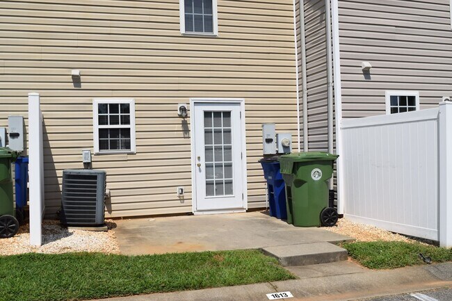 Foto del edificio - Spacious 2BR 2BA Townhome In Prime Location!