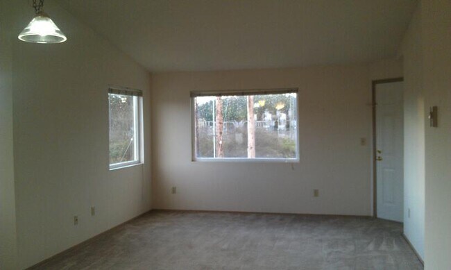 Building Photo - 537 NE Ellis Way