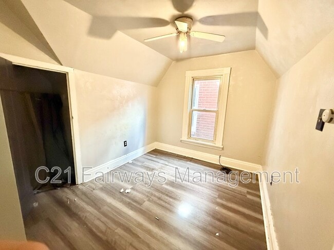 Building Photo - 427 2nd St