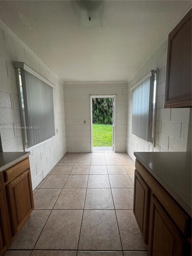 Building Photo - 1420 SW 41st Ave