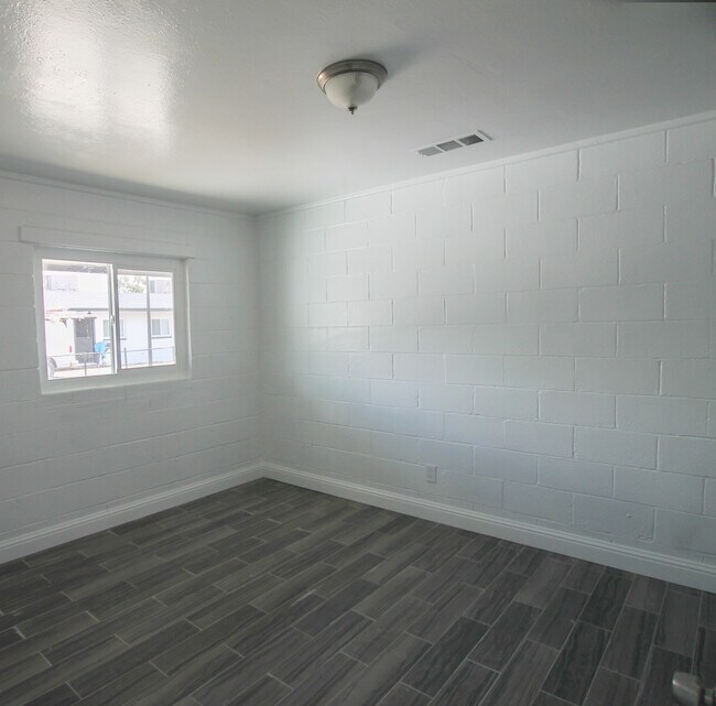 Building Photo - 215 W Lorena Ave