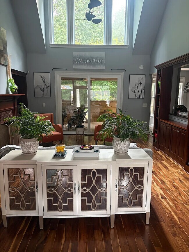 Foto del edificio - Room in House on Ridgemoor Dr