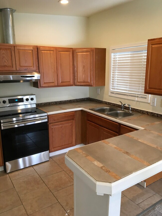 Foto del edificio - Spanaway 1bdr 1bath w/ off street park & short distance to Spanaway Lake