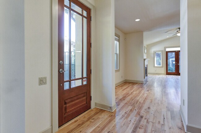 Building Photo - Charming Duplex in the Heart of Lake Oswego