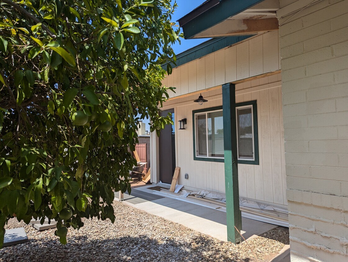 Private Entrance - 1651 N Revere