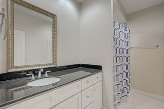 Building Photo - 1002 W 22nd St