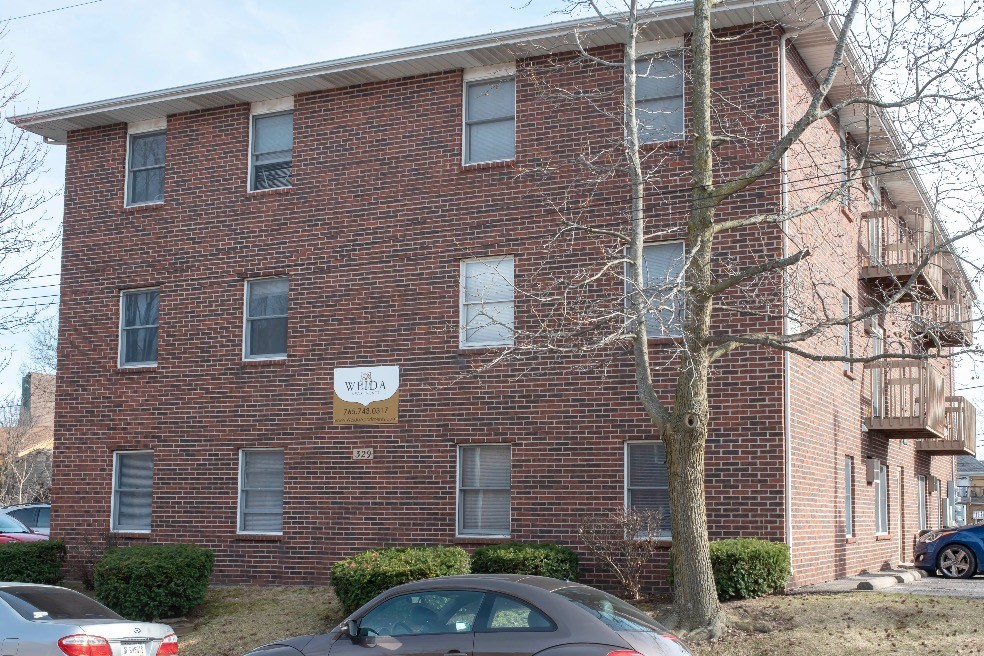 Primary Photo - 329 W Lutz Ave