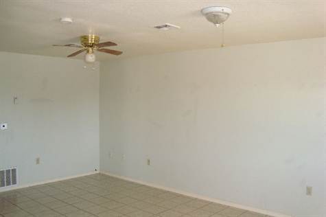 Building Photo - East El Paso 2 bed RefrigA/C
