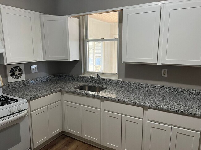 Building Photo - Huge 3 Bedroom with a FINISHED Basement!