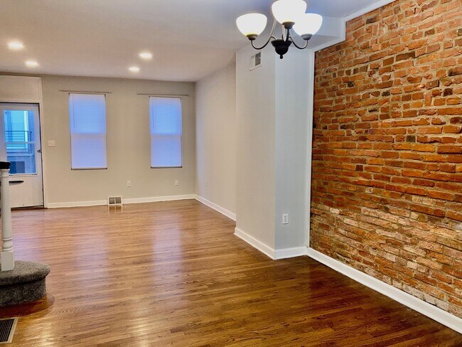 Foto del edificio - Wharton 2bd+Den/1bth w/Private Patio