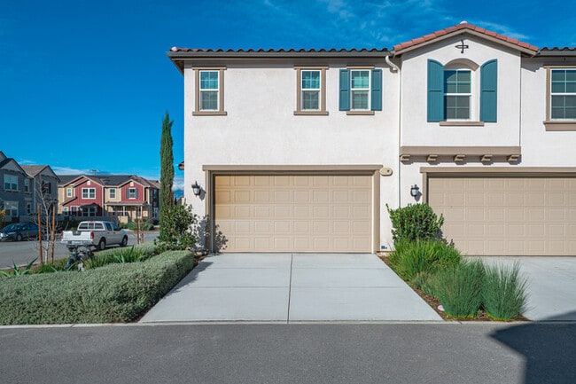 Building Photo - Fully Furnished with appliances Ontario Townhouse