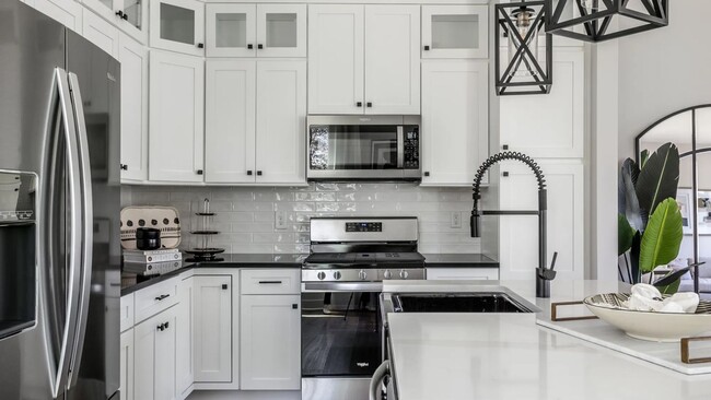 Foto del edificio - Stunning New Construction, 3BD Modern Town...