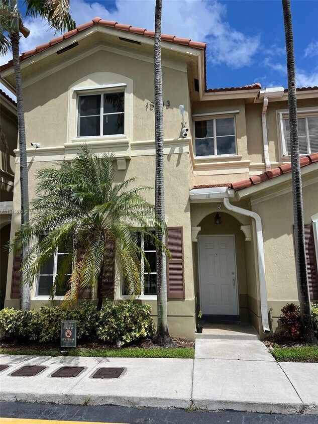 Primary Photo - 10833 NW 83rd St