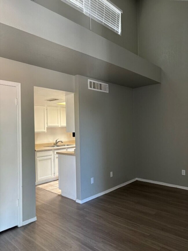 Foto del edificio - 1 BEDROOM 1 BATH WITH 1 CAR GARAGE ATTACHED IN NICE COMMUNITY GLENDALE