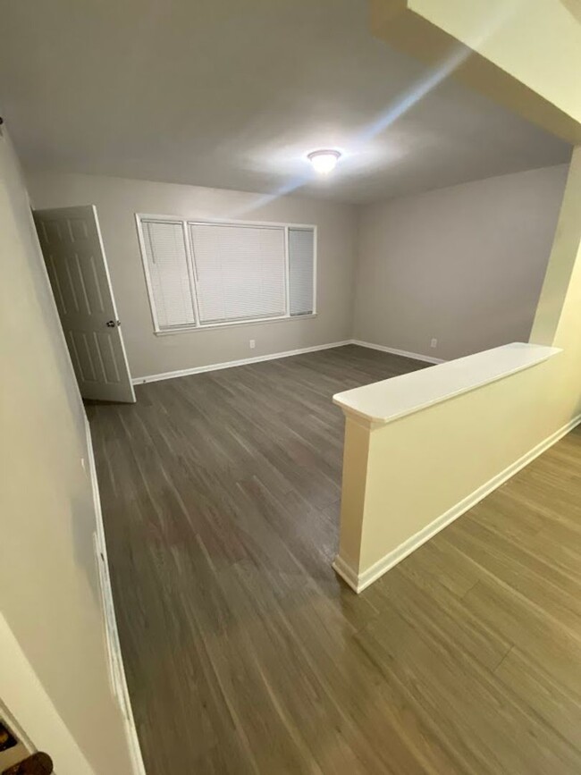 Building Photo - 6527 W Keefe Ave Pkwy. (3 Unit)