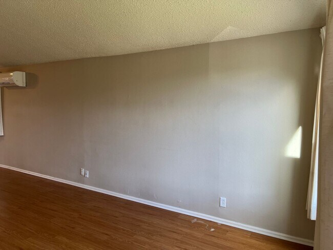 Building Photo - 2 bedroom 1.5 bath duplex