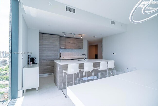 Foto del edificio - 650 NE 32nd St