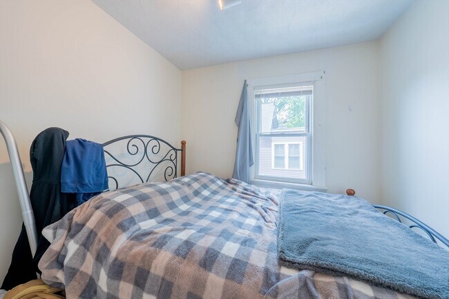 Building Photo - 402 Putnam Ave