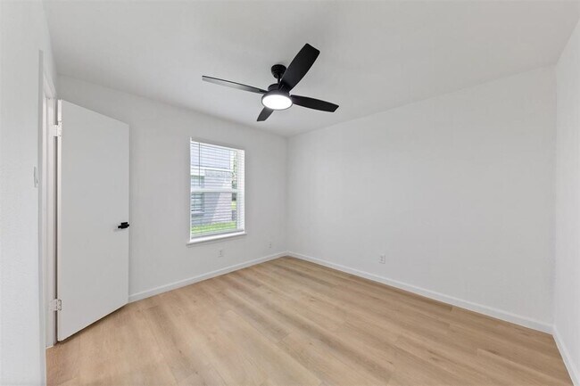 Foto del edificio - 815 Lyle W Ave