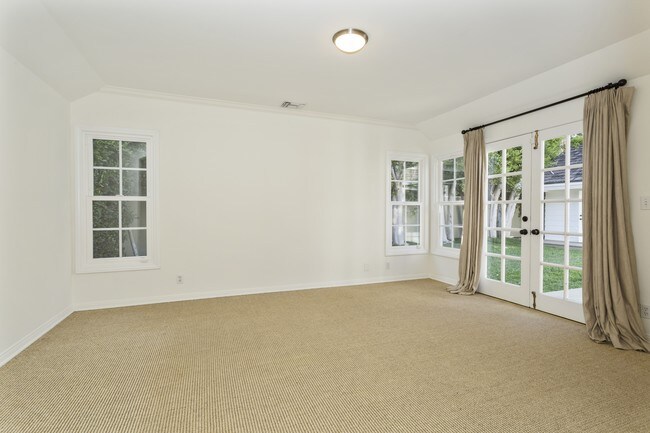 Building Photo - 523 Chapala Dr