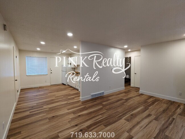 Building Photo - Freshly Renovated Duplex
