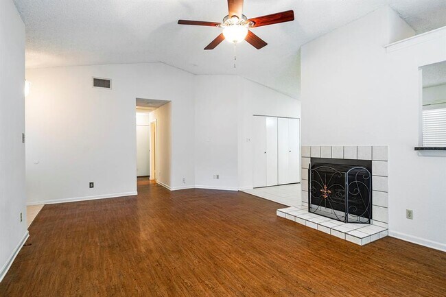 Foto del edificio - 403 Rosemary Ln