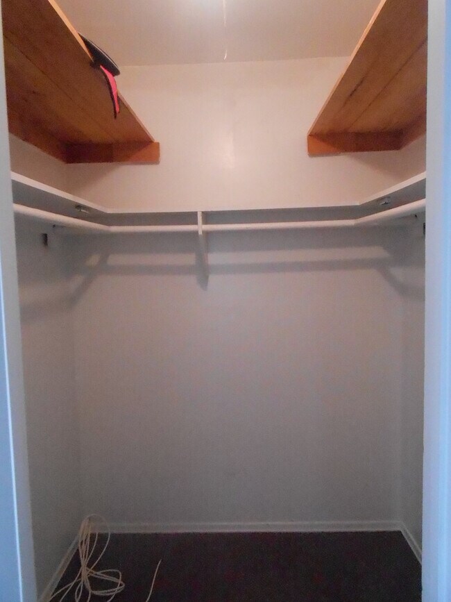 Amplio vestidor - 172 Wicks Rd