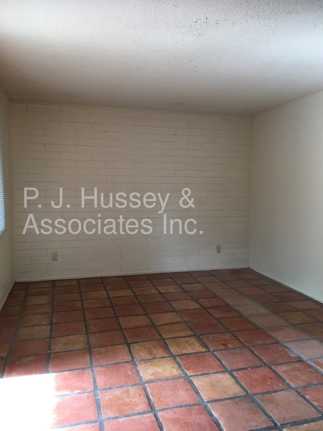 Building Photo - 1867 E University Dr