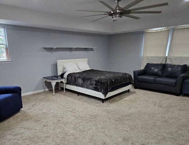 Foto del edificio - 3329 Macdonald Rd